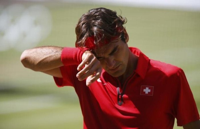 Federer nhún vai khi anh mất gần một giờ đồng hồ để có ván thắng đầu tiên khi tỷ số đã là 5-0 ở set 2, bởi vì Murray còn xuất sắc hơn với 9 ván thắng liên tiếp. Ván thứ 3 của set 2 có thể coi là ván đấu mang tính quyết định của trận đấu khi Federer, dù rất nỗ lực cầm cự, vẫn không thể chống đỡ được những cú đánh hóc búa của Murray, người kết thúc set đấu với tỷ số 6-1.